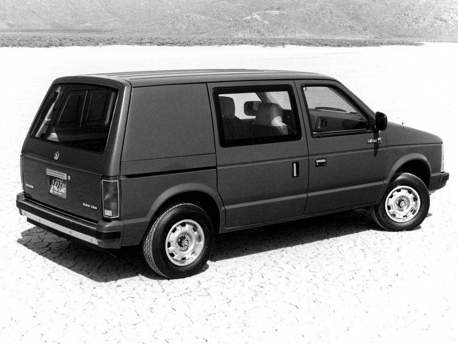  Dodge Mini Ram Van 1984 года  (фото 3 из 11)